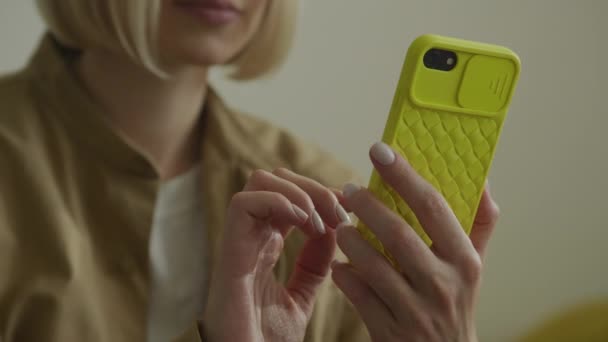 无法辨认的女人在黄色智能手机上擦拭近视 高加索女人用智能手机上网浏览 — 图库视频影像