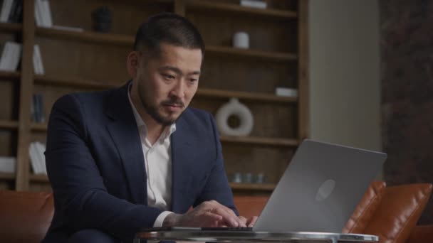 Geschäftsmann Sucht Online Mit Laptop Büro Nach Karrierechancen — Stockvideo