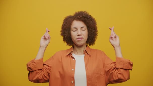 女人对黄色的许愿 女人的手指在慢动作中交叉 — 图库视频影像
