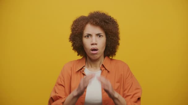 黄色の背景に否定的なニュースで深いショックの女性 怖い女性の顔の表情 — ストック動画