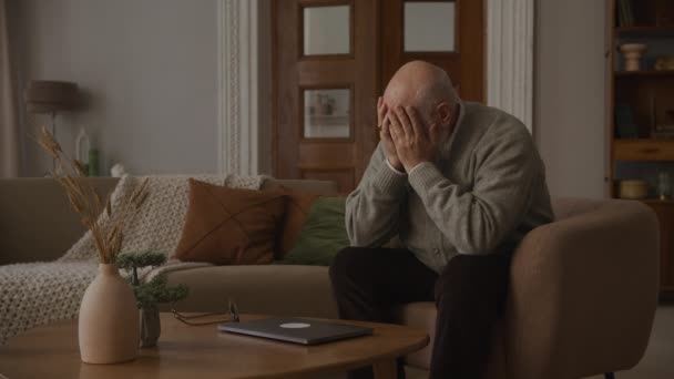 Ανώτερος Ενήλικας Μπελάδες Ηλικιωμένος Άντρας Κλαίει Από Θλίψη Παππούς Θλίψη — Αρχείο Βίντεο