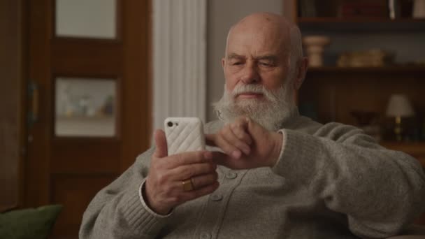 Uomo Anziano Che Ride Mentre Naviga Smartphone Scorrimento Adulti Scorri — Video Stock