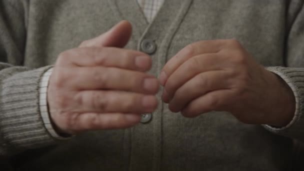 Γέρος Χέρια Σταυρωμένα Κλείδωμα Senior Adult Wrinkled Fingers — Αρχείο Βίντεο