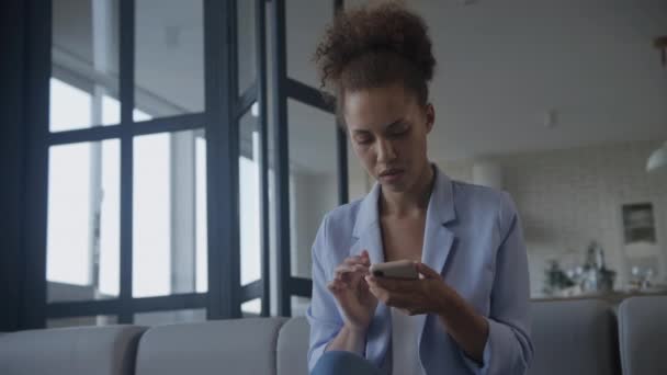 Geschäftsfrau Probleme Frau Schwierigkeiten Smartphone Benutzt Emotionale Frau Ist Traurig — Stockvideo