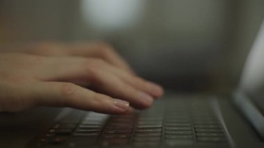 Tanınmayan kadın elleri dizüstü bilgisayarda klavye kullanıyor. IT çalışanı kapalı alanda bilgisayar kodlaması yapıyor