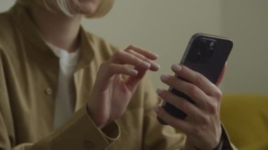 Tanımlanamayan Kadın Derin Mor Akıllı Telefona Geçiş Yakından, Kafkas kadın akıllı telefon kullanarak internette geziniyor
