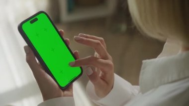 Yeşil Ekran Dikey Smarthpone 'da Sideways' i kaydır, Kadın Krom tuşlu akıllı telefonu 60 fps 'de omuz görüşünün üzerine kaydır