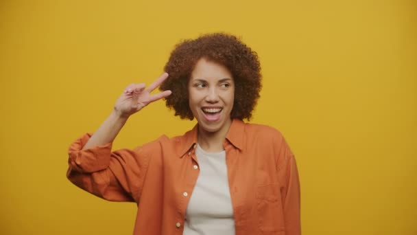 Mulher Dança Fundo Amarelo Fêmea Positiva Comemorar Uma Conquista — Vídeo de Stock