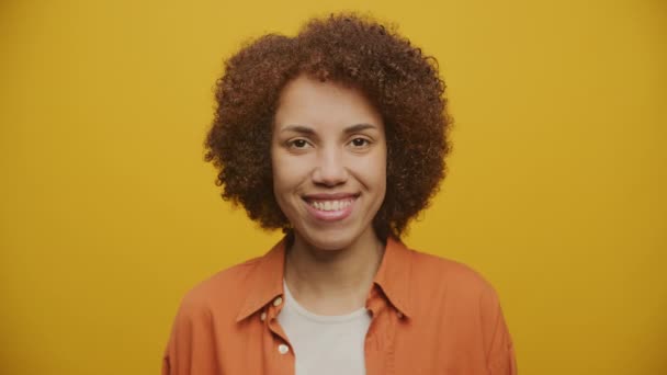 Mulher Retrato Olhando Para Câmera Sorrir Fundo Amarelo — Vídeo de Stock
