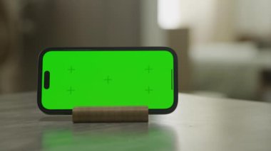 Yeşil Ekran ile yatay akıllı telefonun yörüngesinde dönüyor. Chroma anahtarlı akıllı telefon modeli - 60 fps içinde Dolly 'nin apartmanında çekilmiş.