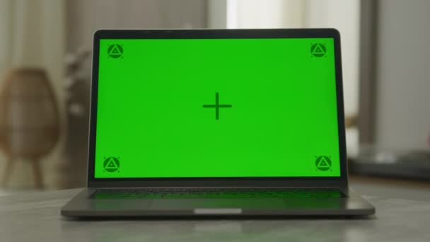 緑の画面でノートパソコンの周りを周回 アパートでクロマキーコンピュータの周りに投票 — ストック動画