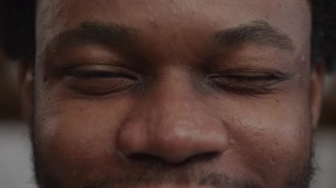 Man Wink in Extreme Close in slow motion ile