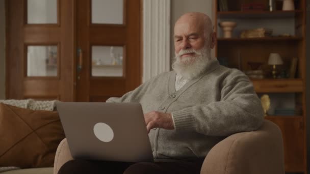 Senior Adult Achievement Granfather Reading Positive News Laptop Vecchio Che — Video Stock