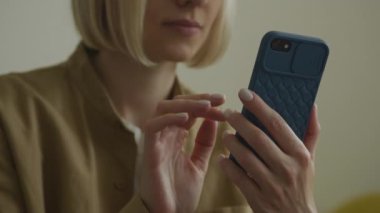 Bilinmeyen Kadın Derin Mavi Akıllı Telefon Kullanıyor Yakın plan, Akıllı Telefondan Kadın Gözetleme Yörüngesinde