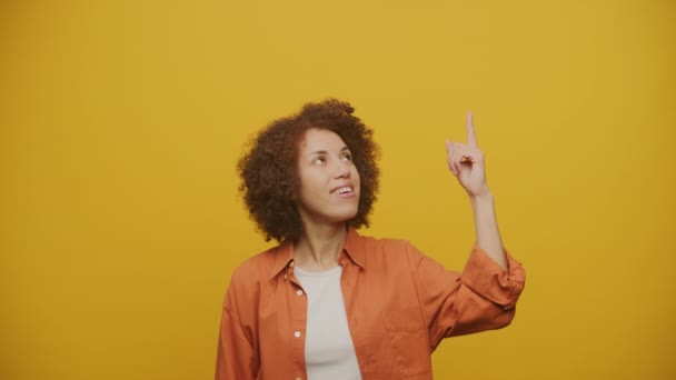 Mulher Apontar Para Cima Gesto Fundo Amarelo Feminino Mostrando Espaço — Vídeo de Stock