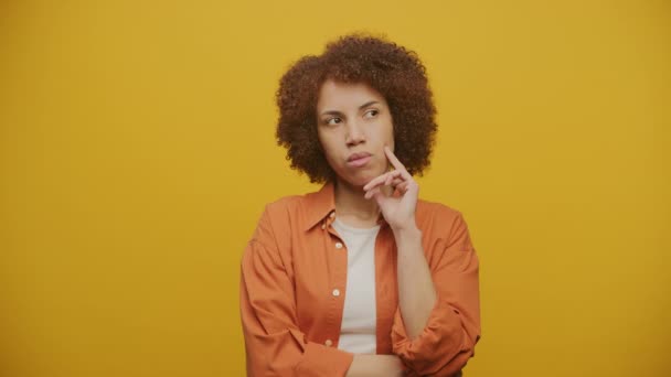 Mulher Pensativa Pensando Uma Solução Fundo Amarelo Fêmea Com Braço — Vídeo de Stock