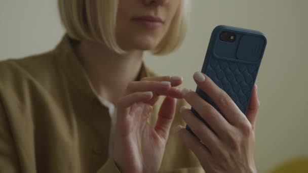 Αγνώριστη Γυναίκα Χρησιμοποιώντας Deep Blue Smartphone Close Τροχιά Γύρω Από — Αρχείο Βίντεο