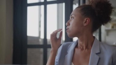 Düşünceli iş kadını işe ara veriyor, kadın bileğini esnetiyor.