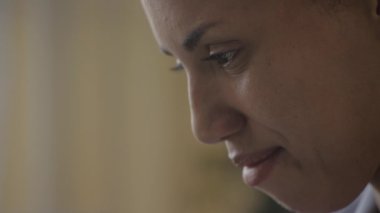 İş kadını Yüzü Ekstrem Yakından Bakış, kadın gözleri dizüstü bilgisayardan okunuyor