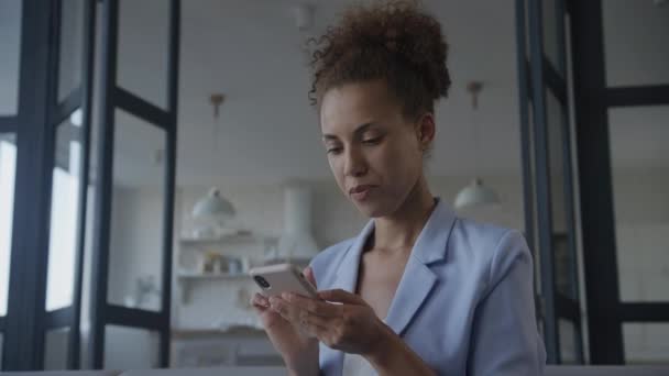 Mujer Usando Smartphone Empresaria Tomando Decisiones Interiores — Vídeos de Stock