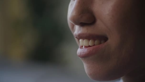Woman Lips Talking Close Vue Latérale Plan Ralenti Bouche Féminine — Video