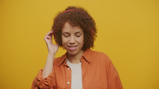 Женщины Слушают Музыку Танцуют Желтом Фоне Замедленной Съемке Частотой Кадров — стоковое видео