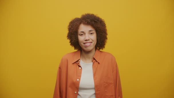 Vrouw Vraag Niet Weten Gebaar Gele Achtergrond Fps Slow Motion — Stockvideo