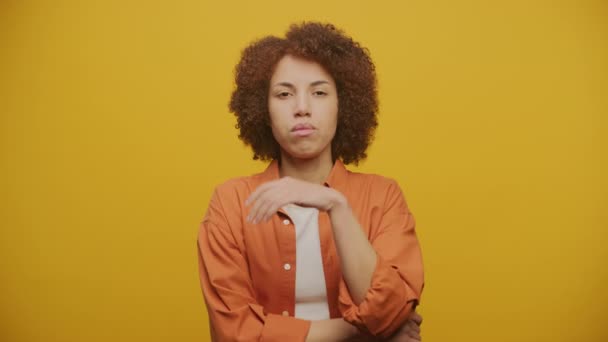 Mulher Suspeita Fundo Amarelo Retrato Feminino Pensativo — Vídeo de Stock