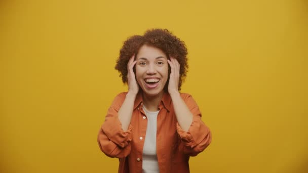 Kobieta Świętuje Sukces Żółtym Tle Pozytywny Uśmiech Kobiet Radosnych Emocji — Wideo stockowe