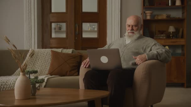 Anciano Videollamada Usando Laptop Abuelo Hablando Con Familia Ordenador — Vídeo de stock