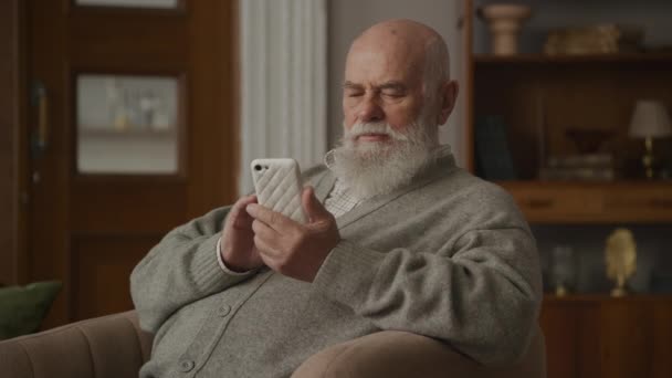 Adulto Mayor Reflexivo Usando Smartphone Mensajes Texto Abuelo Con Familia — Vídeos de Stock