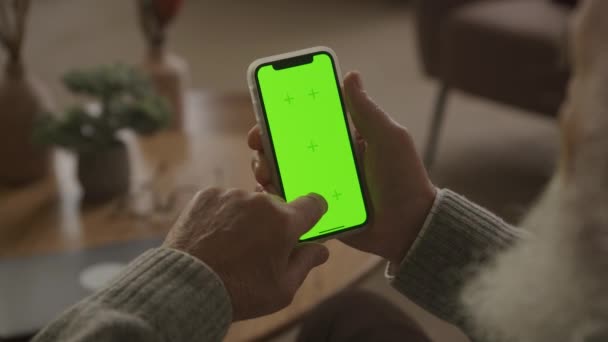 Hombre Mayor Desliza Dedo Pantalla Verde Smartphone Adulto Mayor Navegando — Vídeos de Stock