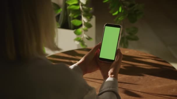 Kretsande Runt Kvinna Titta Grön Skärm Smartphone Vertikal Orientering — Stockvideo