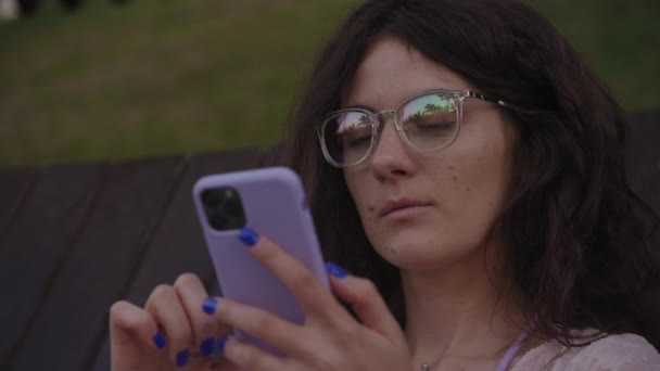 Studerande Glasögon Bläddrar Smartphone Närbild Kaukasisk Kvinna Nätet Surfa Parken — Stockvideo