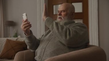 Üst Düzey El Dalgalamaları Video Çağrısında Akıllı Telefon kullanarak