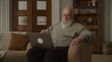 Dizüstü bilgisayarda kötü haberleri okuyan kıdemli adam dedemi maddi sıkıntıya soktu.