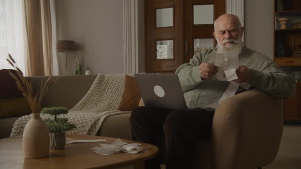 Uomo Anziano Guardando Attraverso Fatture Adulto Anziano Gestire Spese Appartamento — Video Stock