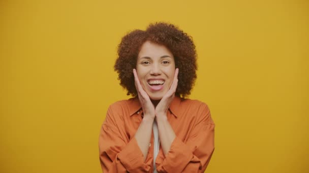 Mujer Sorprendida Sobre Fondo Amarillo Mujer Gritando Wow Sonrisa Mirando — Vídeos de Stock