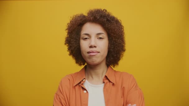 Kadın Dinleme Kafa Sallama Sarı Arkaplanda Kıvırcık Kadın Yakın Plan — Stok video