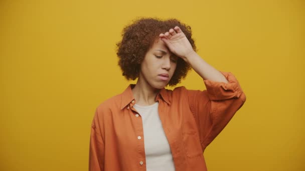 Mulher Com Febre Fundo Amarelo Fêmea Levantando Braço Para Testa — Vídeo de Stock