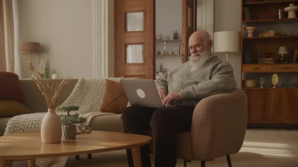 Пожилой Человек Браузер Ноутбуке Старший Взрослый Помощью Компьютера Серая Борода — стоковое видео