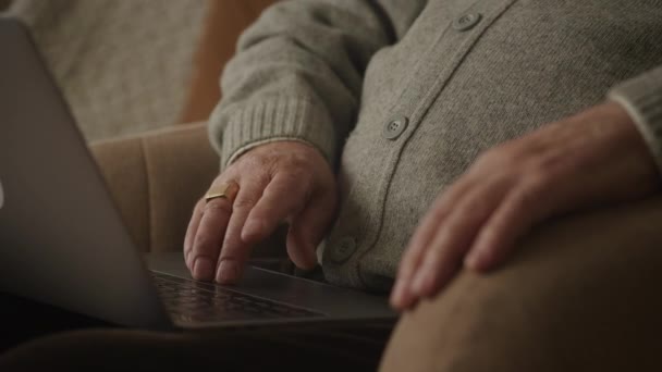 祖父腕遅い動きでオンラインで閲覧するノートパソコンのモニター シニア大人の手を使用して — ストック動画
