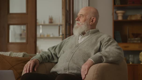 Старший Смотрит Камеру Кресле Пожилой Человек Квартире — стоковое видео