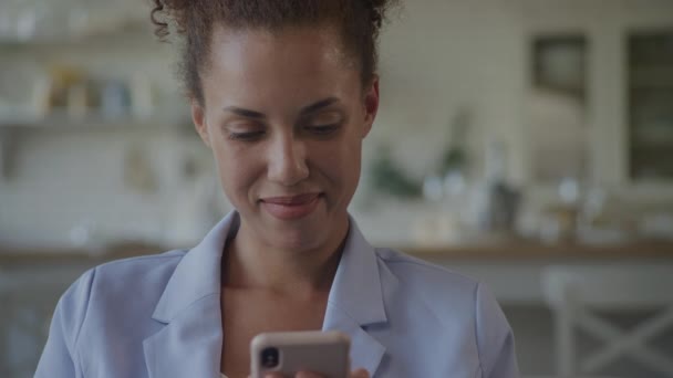 Sms Ezés Smartphone Bezárás Boldog Üzletasszony Használ Okos Telefon Beltérben — Stock videók