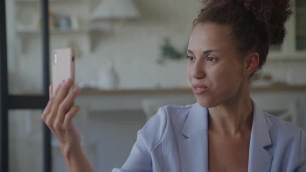 Επιχειρηματίας Μιλώντας Βίντεο Κλήση Χρησιμοποιώντας Smartphone Γυναίκα Χαμογελά Και Συζητά — Αρχείο Βίντεο
