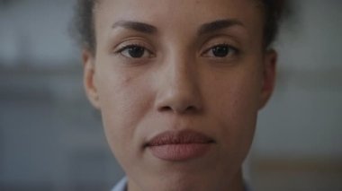 Kadın Yüzü Yavaşça Kameraya Bakıyor