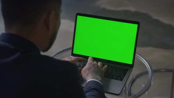Biznesmen Wpisując Klawiaturze Podczas Pracy Laptopie Zielonym Ekranem Chroma Key — Wideo stockowe