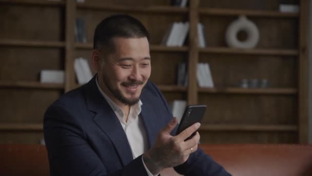 Podnikatel Slaví Úspěch Muž Čte Dobré Zprávy Smartphone — Stock video