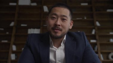 POV İş Adamı Video Çağrısı Konuşması, Webcam Görüntüsü Bilgisayarı kullanarak konuşan adamın görüntüsü