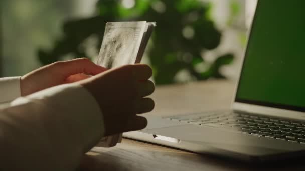 100ドル札の緑の画面でノートパソコンにお金を数える — ストック動画